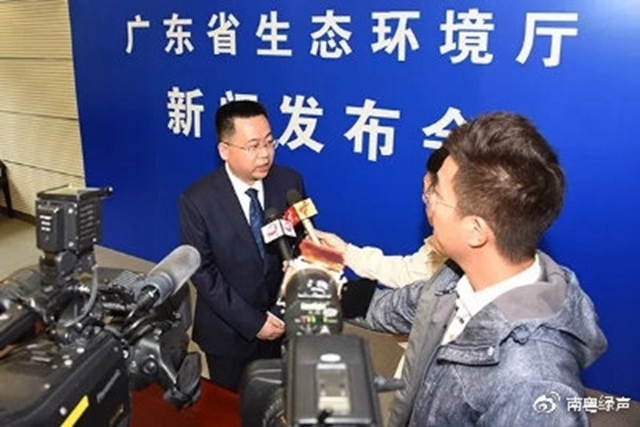 ▲省生態(tài)環(huán)境廳黨組成員、副廳長陳金鑾接受記者采訪